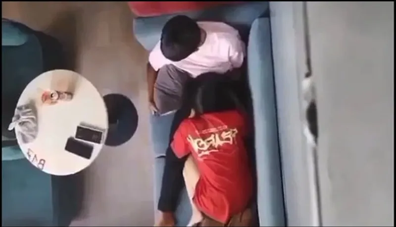 Quay lén ghệ bú bú cho bồ nơi công cộng