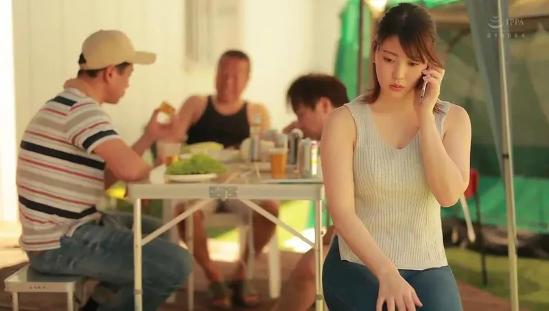 Người chồng khờ để bà xã tham gia sự kiện cắm trại với mấy gã hàng xóm và cái kết