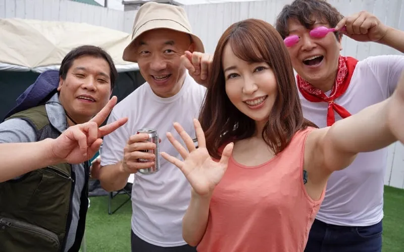 Gã chồng để vợ cắm trại 3 ngày 2 đêm với hiệp hội khu phố mà không biết…