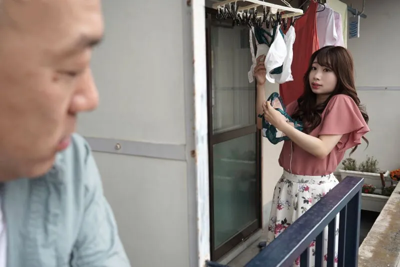 Gã gần nhà chuyên soi mói và cặp người vợ người chồng thường xuyên rên la quá to