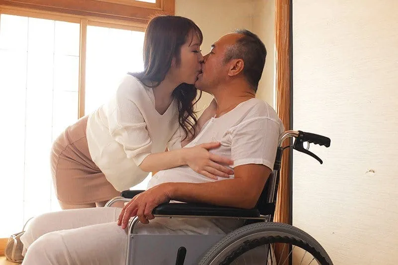 Vợ sắp cưới của con trai hiếu thảo chăm sóc bố người chồng tàn tật