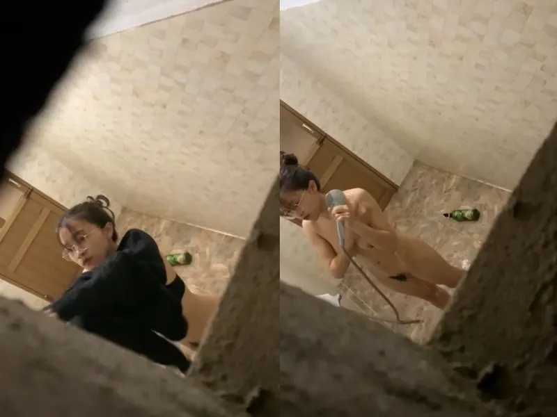 Quay lén người yêu vú to tắm, khe âm đạo chảy nước ròng ròng